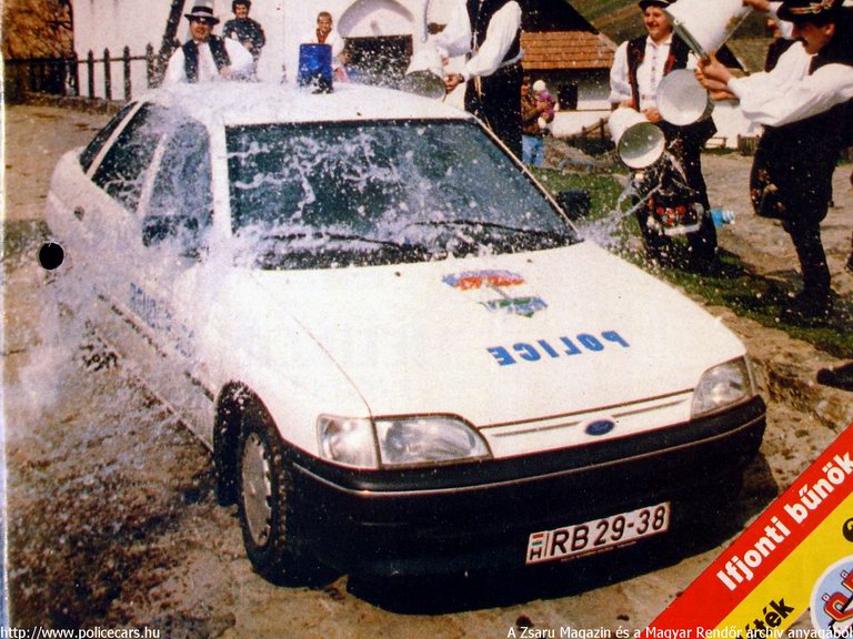 Ford Escort, A [url=http://www.zsaru.hu]Zsaru Magazin[/url], illetve elõdje, a Magyar Rendõr archív fotója
Keywords: rendőr rendőrautó rendőrség RB29-38