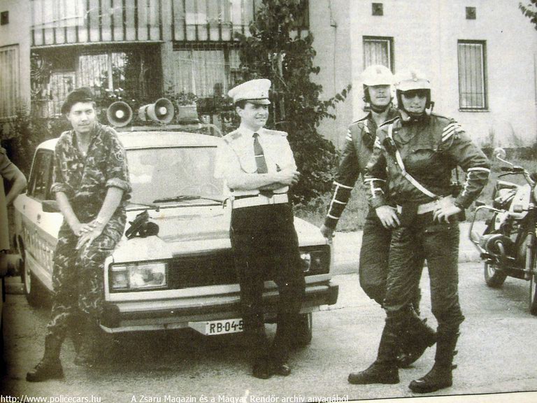 Lada 2105, A [url=http://www.zsaru.hu]Zsaru Magazin[/url], illetve elõdje, a Magyar Rendõr archív fotója
Keywords: rendőr rendőrautó rendőrség