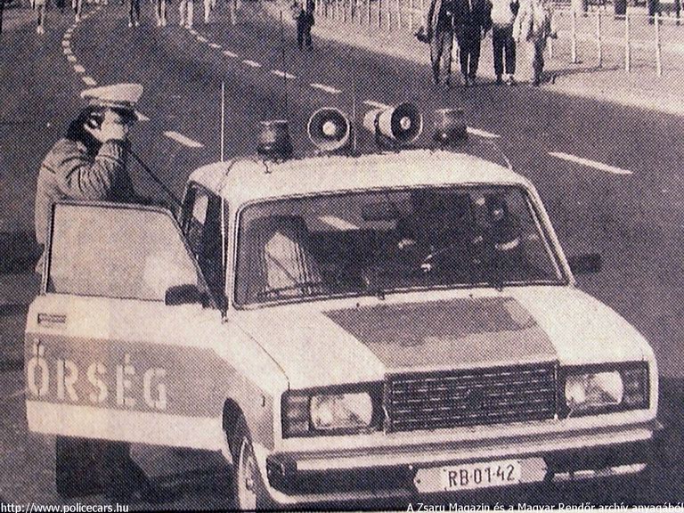 Lada 2107, A [url=http://www.zsaru.hu]Zsaru Magazin[/url], illetve elõdje, a Magyar Rendõr archív fotója
Keywords: rendőr rendőrautó rendőrség RB01-42