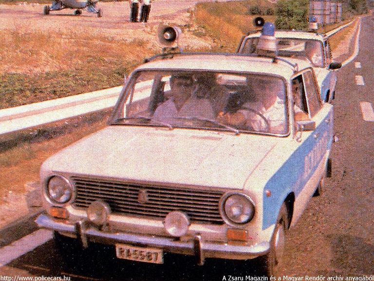Lada 2101, A [url=http://www.zsaru.hu]Zsaru Magazin[/url], illetve elõdje, a Magyar Rendõr archív fotója
Keywords: rendőr rendőrautó rendőrség RA55-87