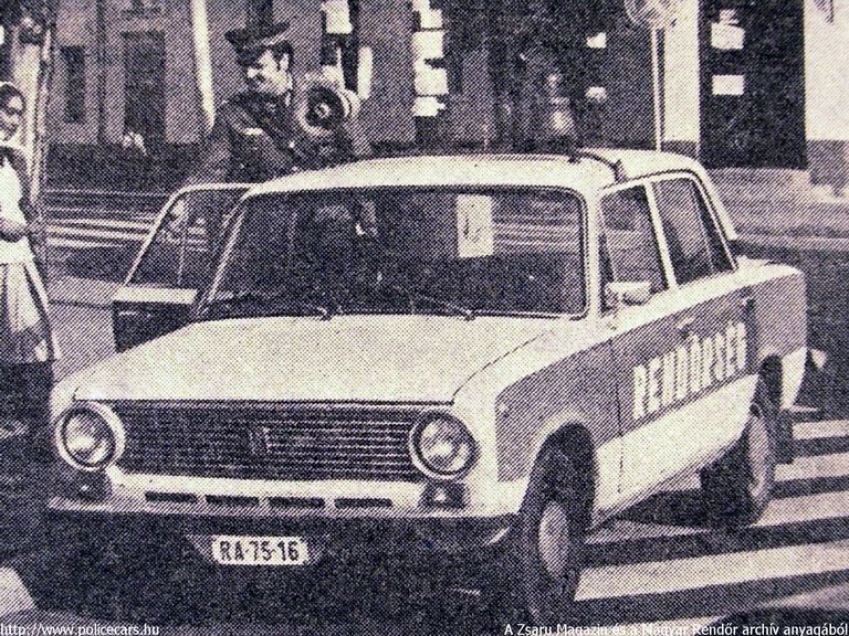 Lada 2101, A [url=http://www.zsaru.hu]Zsaru Magazin[/url], illetve elõdje, a Magyar Rendõr archív fotója
Keywords: rendőr rendőrautó rendőrség RA75-16