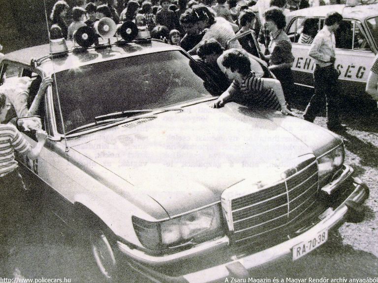 Mercedes 350 SEL, A [url=http://www.zsaru.hu]Zsaru Magazin[/url], illetve elõdje, a Magyar Rendõr archív fotója
Keywords: rendőr rendőrautó rendőrség RA70-38