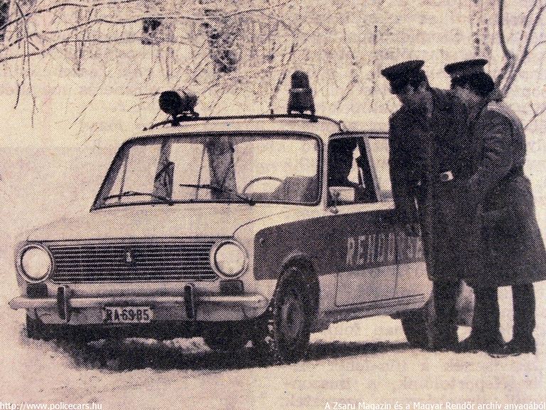 Lada 2101, A [url=http://www.zsaru.hu]Zsaru Magazin[/url], illetve elõdje, a Magyar Rendõr archív fotója
Keywords: rendőr rendőrautó rendőrség RA69-85