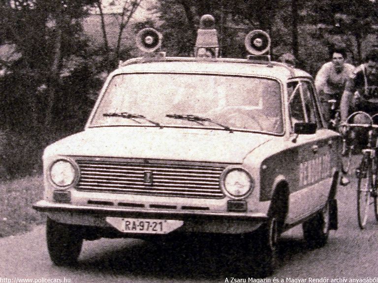 Lada 2101, A [url=http://www.zsaru.hu]Zsaru Magazin[/url], illetve elõdje, a Magyar Rendõr archív fotója
Keywords: rendőr rendőrautó rendőrség