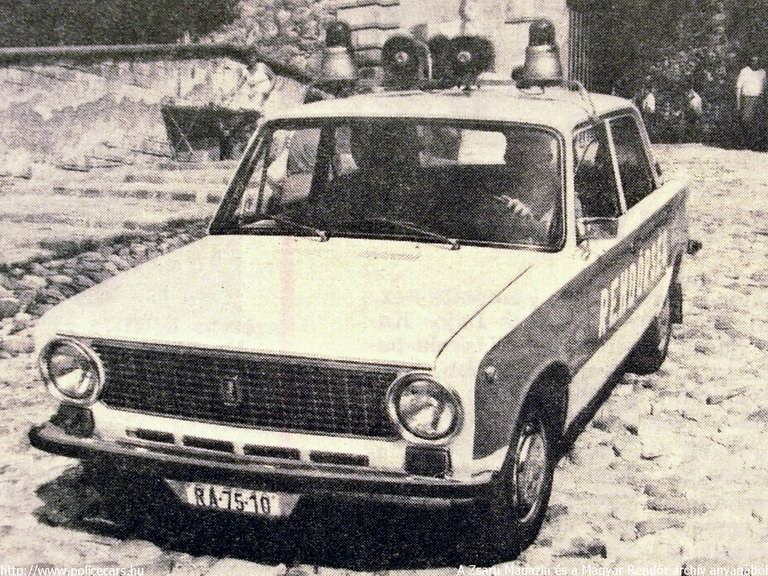 Lada 2101, A [url=http://www.zsaru.hu]Zsaru Magazin[/url], illetve elõdje, a Magyar Rendõr archív fotója
Keywords: rendőr rendőrautó rendőrség