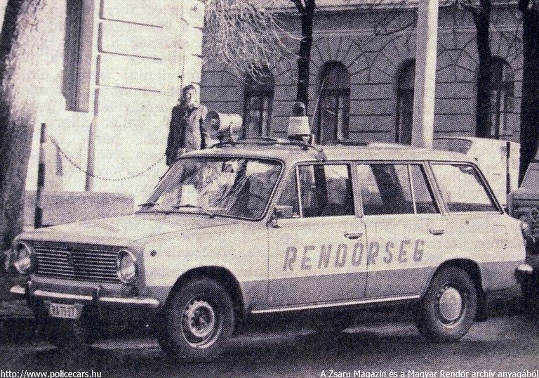 Lada 2102, A [url=http://www.zsaru.hu]Zsaru Magazin[/url], illetve elõdje, a Magyar Rendõr archív fotója
Keywords: rendőr rendőrautó rendőrség