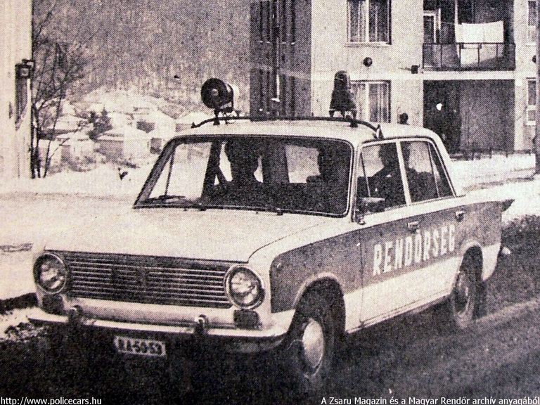 Lada 2101, A [url=http://www.zsaru.hu]Zsaru Magazin[/url], illetve elõdje, a Magyar Rendõr archív fotója
Keywords: rendőr rendőrautó rendőrség