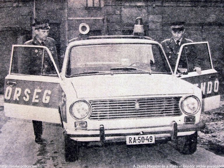 Lada 2101, A [url=http://www.zsaru.hu]Zsaru Magazin[/url], illetve elõdje, a Magyar Rendõr archív fotója
Keywords: rendőr rendőrautó rendőrség RA50-49